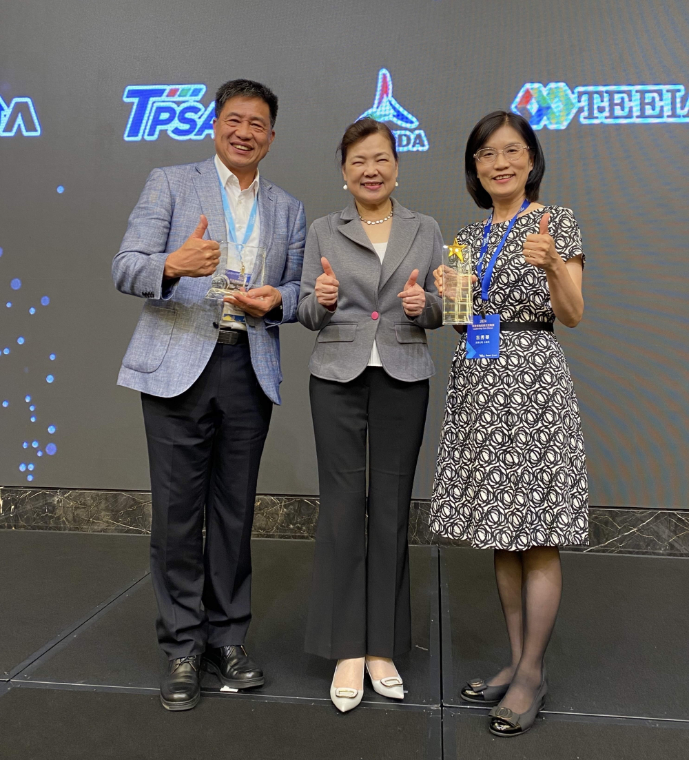 友達致力推動永續發展，於Touch Taiwan2024以3R策略貫穿Display、ESG展位實現綠色展覽目標之成果，Display展位獲綠色裝潢設計鑽質獎最高榮譽，ESG同獲金質獎殊榮。由經濟部長王美花（中）親自頒予友達光電董事長彭双浪（左）、友達光電永續長古秀華（右）