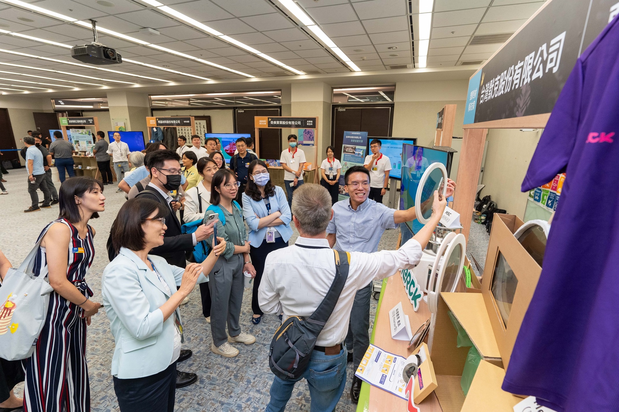 leyu官网连手产业伙伴策划首届生态圈联展，展示如何将废塑料循环再利用，创新解决方案包括：塑料包材再生与循环使用、再生塑料研发及应用、废塑料回收再生技术、减塑生活提案等