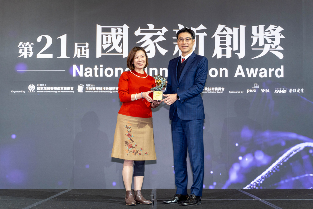 友達旗下子公司友達耘康與達擎分別以「中醫數位化檢測解決方案」及「寬視角3D醫療顯示器」獲得第二十一屆國家新創獎「智慧醫療與健康科技」類別的「企業新創獎」與「國家新創精進獎」兩項殊榮。圖左為衛生福利部政務次長林靜儀、圖右為友達光電智慧醫療事業群總經理廖世宏