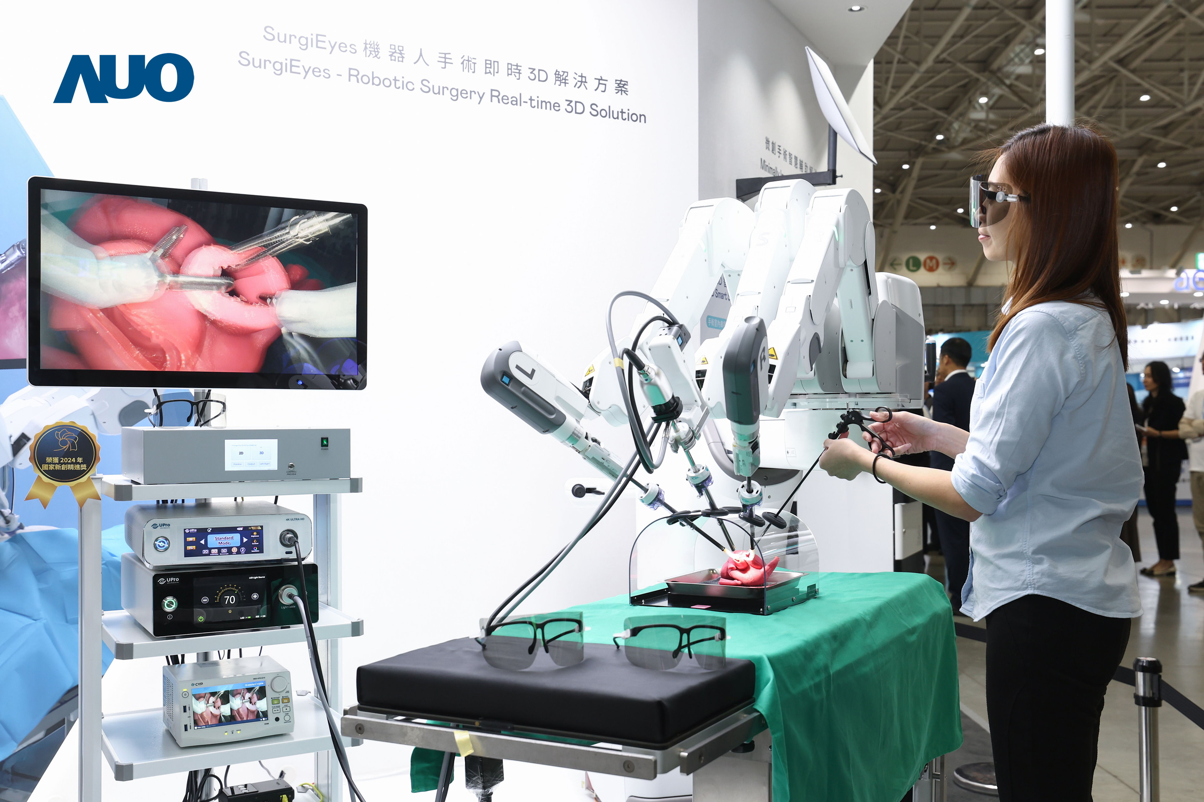 达擎以领先的3D显示技术推出〝SurgiEyes机器人手术实时3D解决方案〞，整合先进3D图像处理与独家3D垂直宽视角、广色域的显示技术，手术团队可实时同步主刀医师视角看到清晰3D影像，提升沟通效率与安全性。